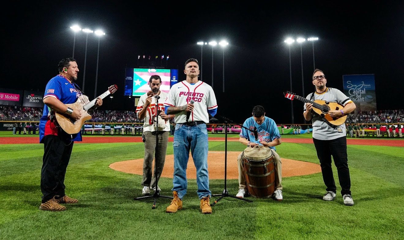 Pedro Capó interpretó el Himno y acompañó a Puerto Rico