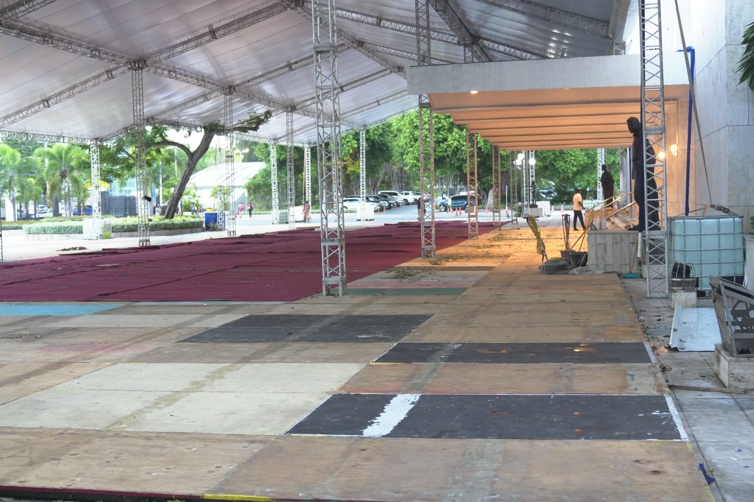 inician los preparativos de alfombra