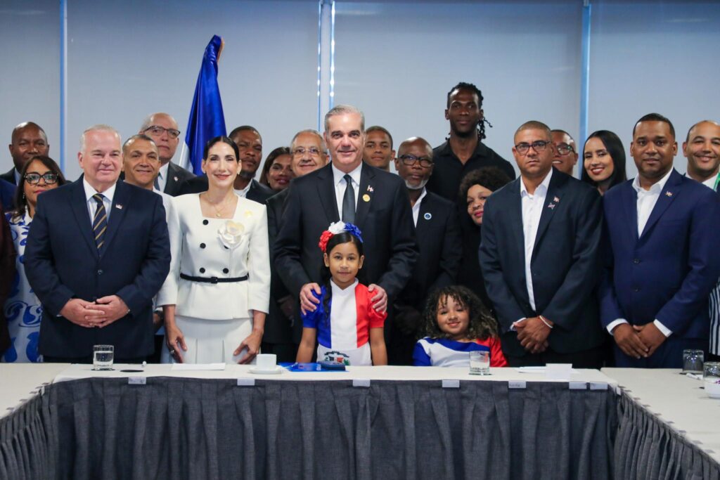 Presidente Abinader se reúne con líderes dominicanos en Chile