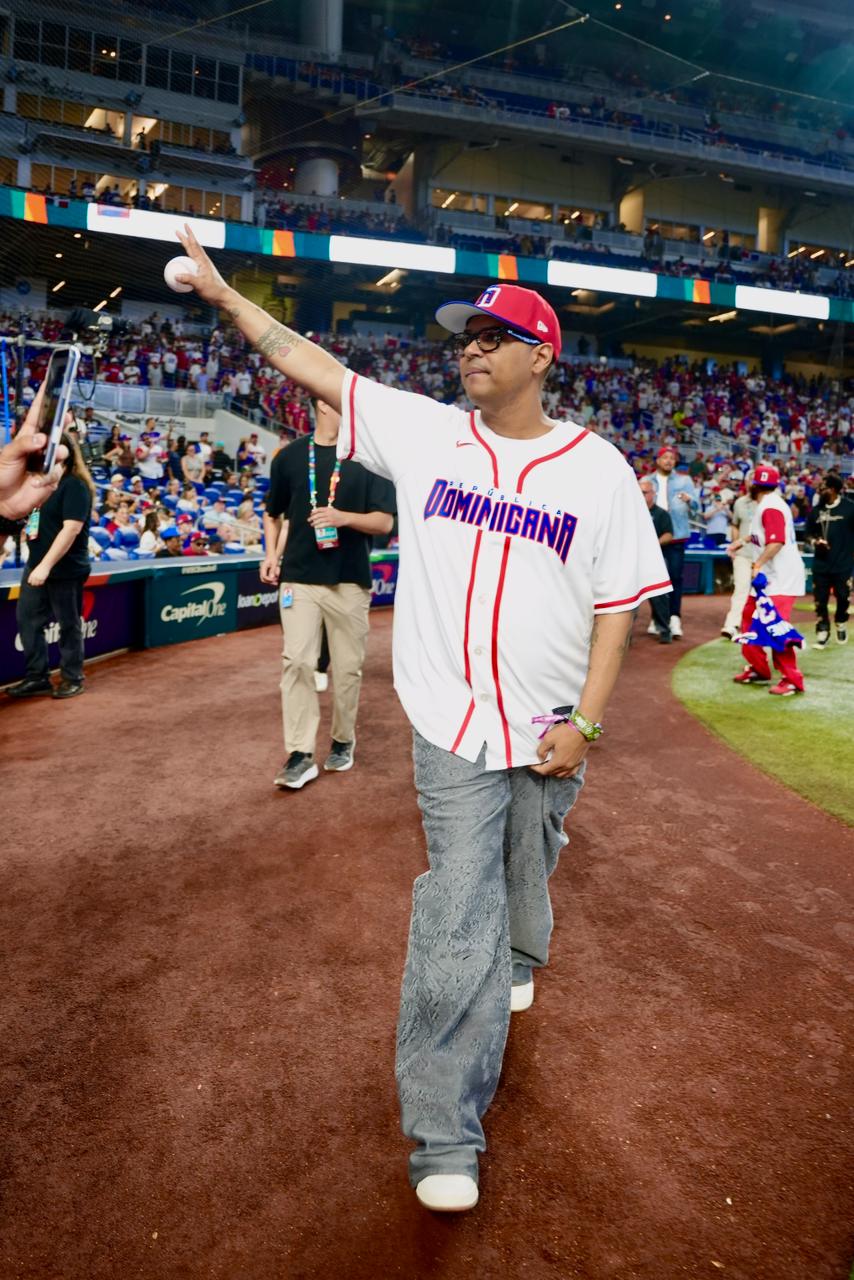 Santiago Matías recibe el amor de sus fanáticos en Miami