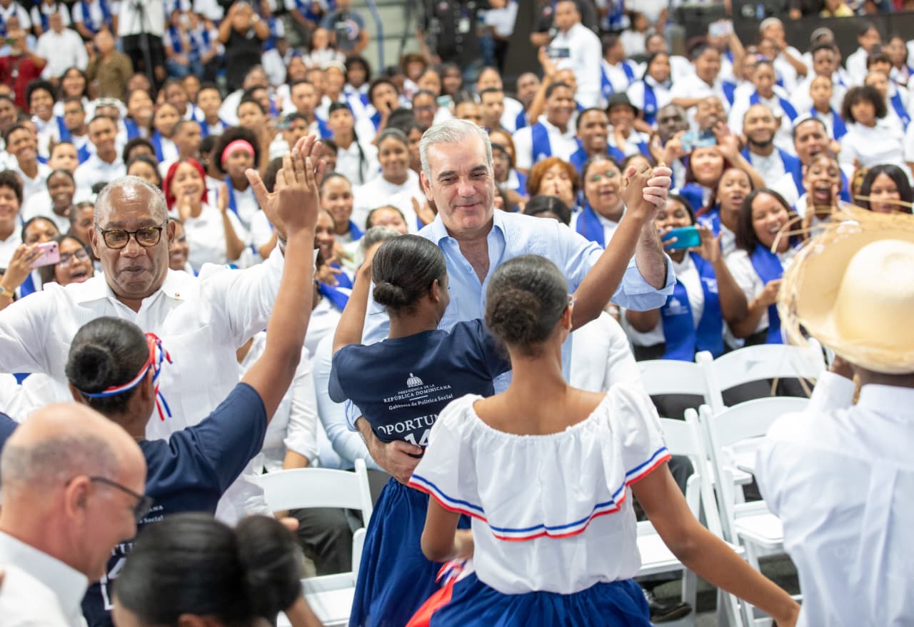 Abinader baila merengue con estudiantes