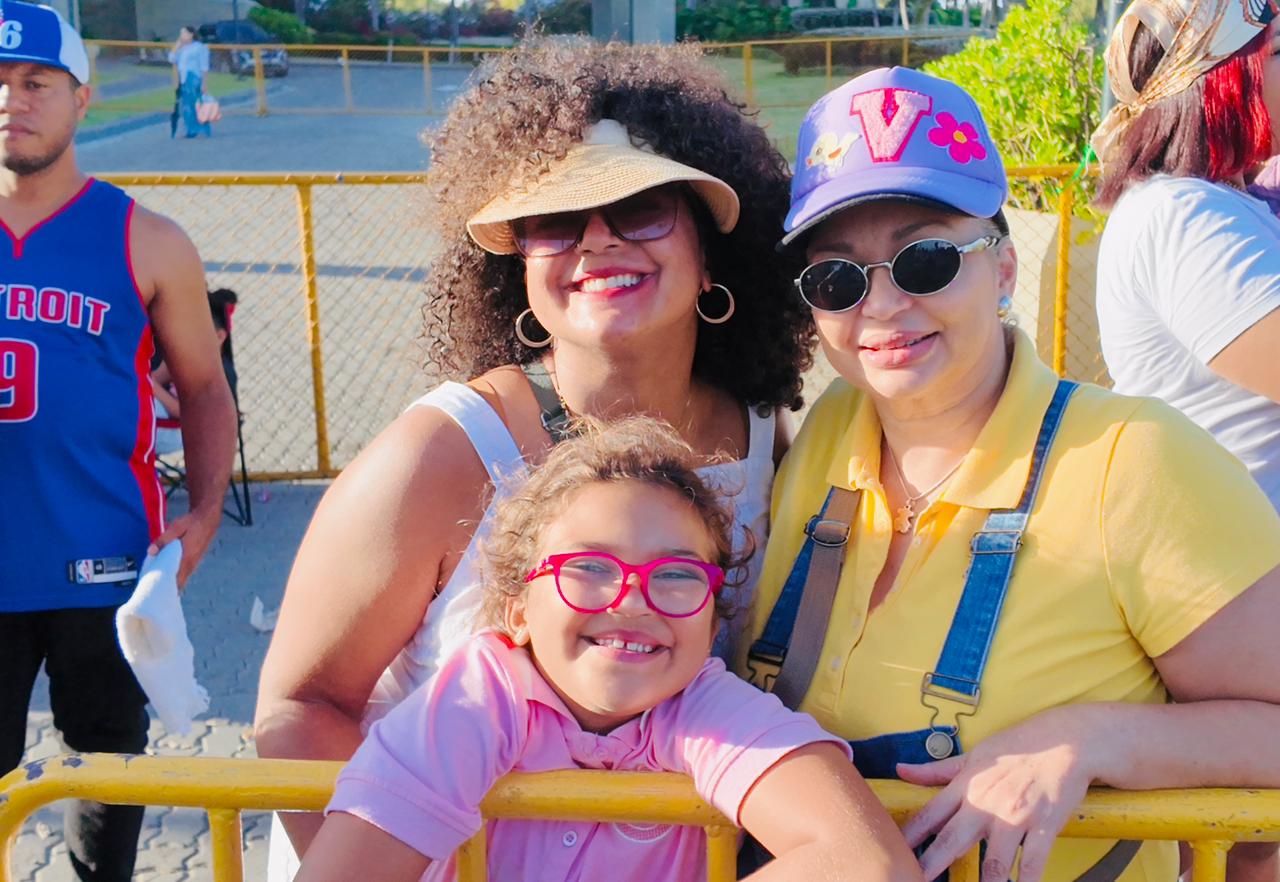 Dominicanos y turistas se dejan contagiar alegría Carnaval