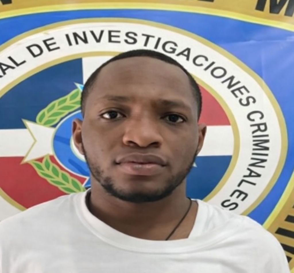 Policía identifica y persigue a hombre acusado de matar