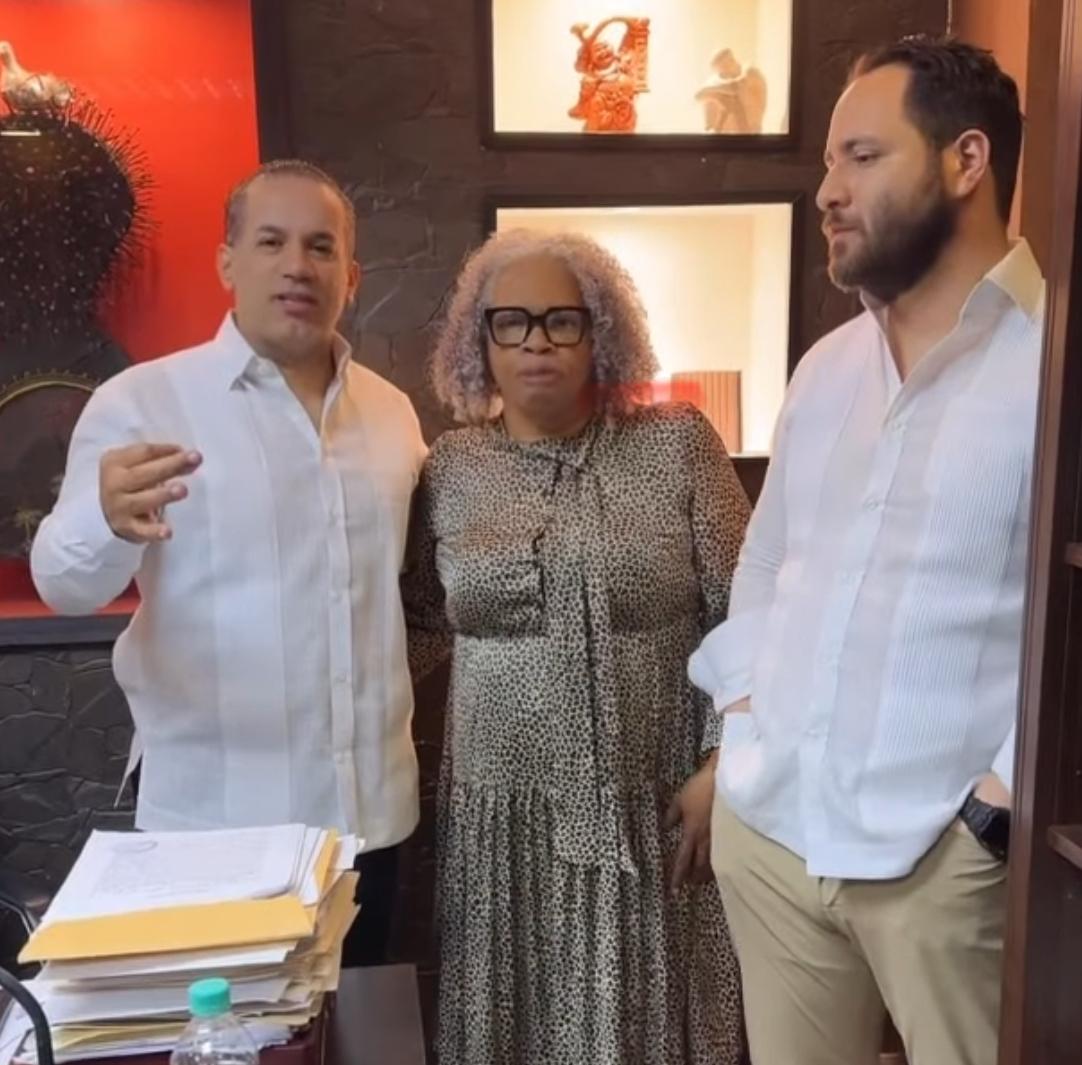 Emilio y Raeldo López agradecen a César Suárez Jr. aceptar solicitud de participación de Martha Candela en Premios Soberano
