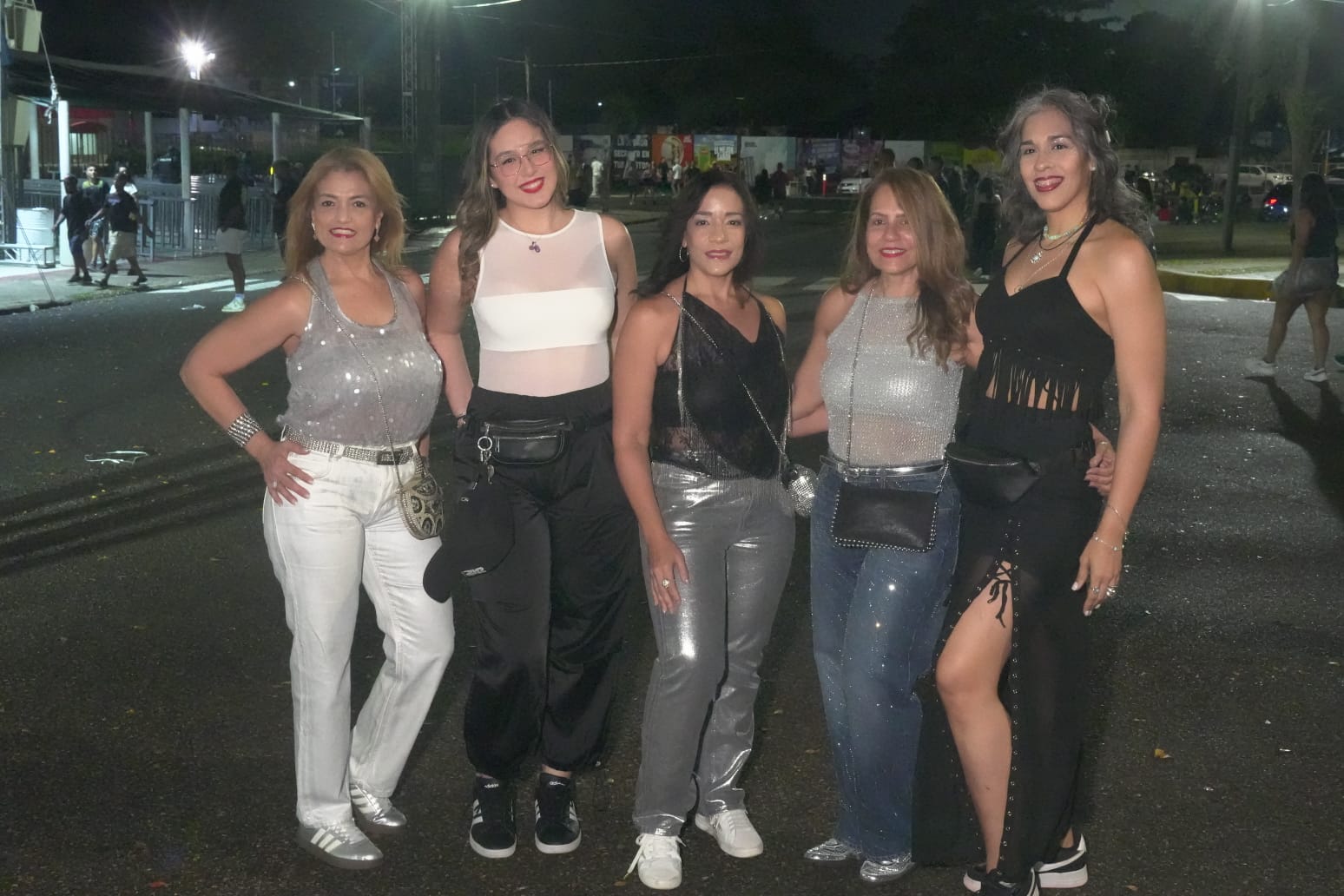 Fanáticos derrochan brillos transparencias y mucha