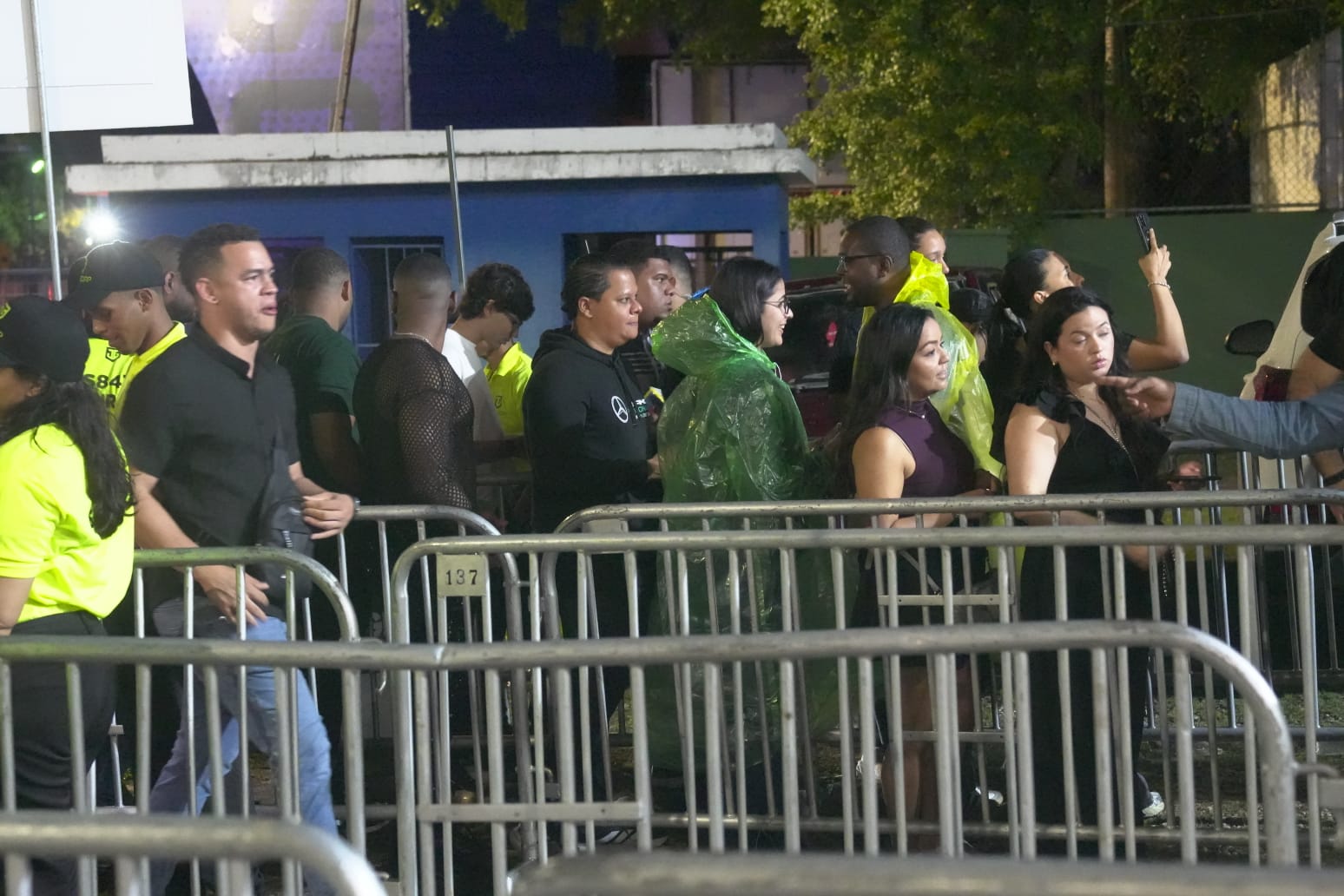 Fanáticos de David Guetta desafían la lluvia