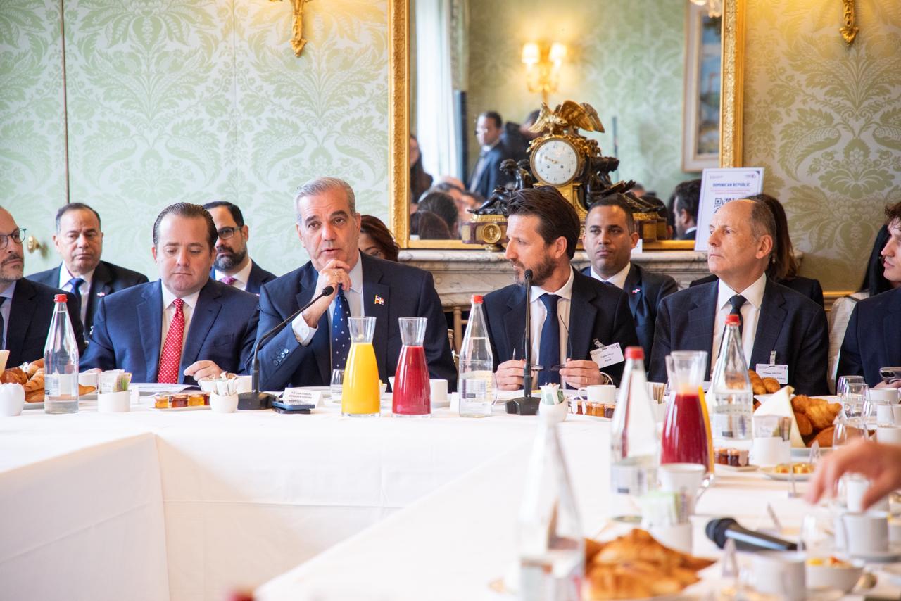 Presidente Abinader se reúne con empresarios franceses