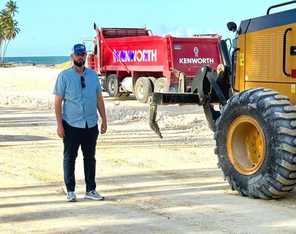 Alcalde Junior Peralta supervisa avances en el malecón