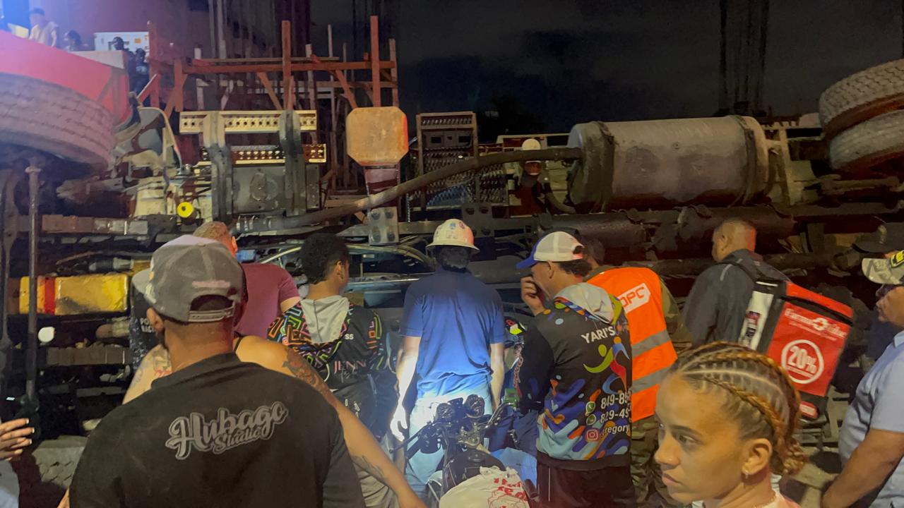 Rescatan con vida a operador de grúa atrapado