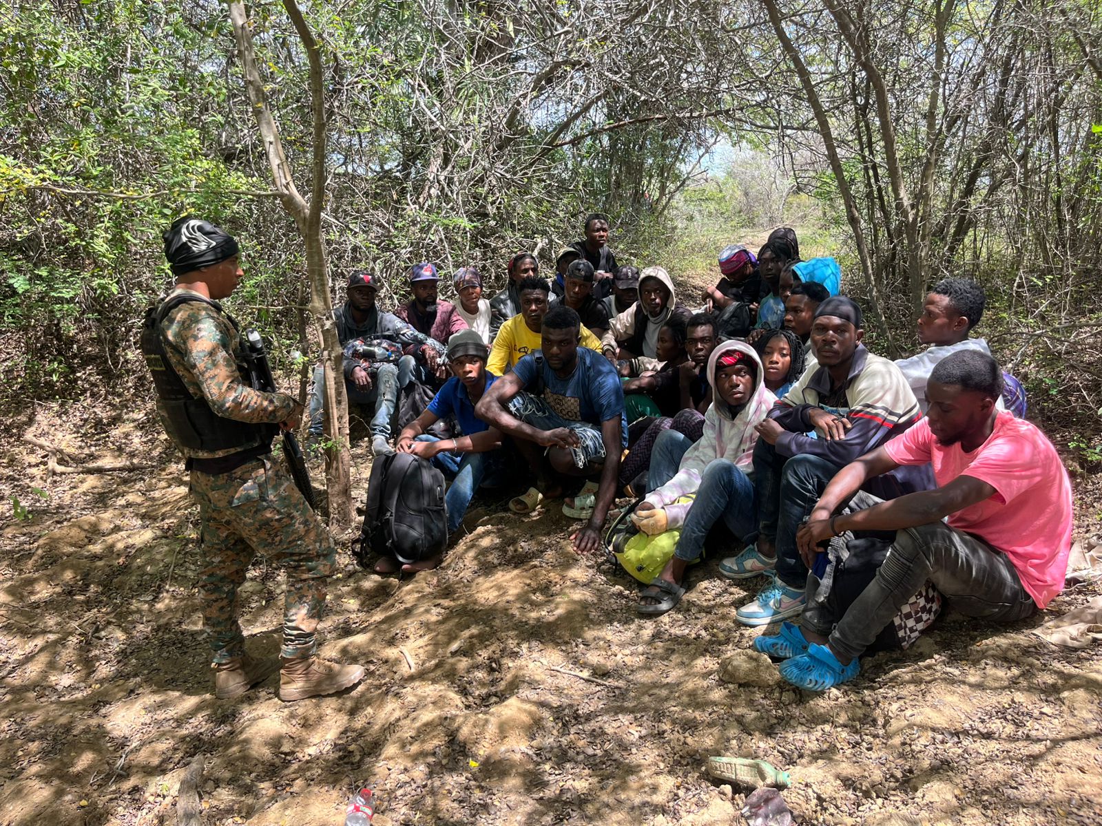 Detienen a 65 haitianos en condición migratoria irregular