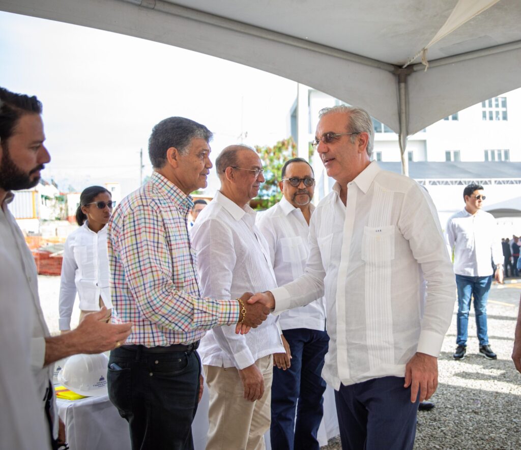 Abinader inaugura nuevo edificio administrativo