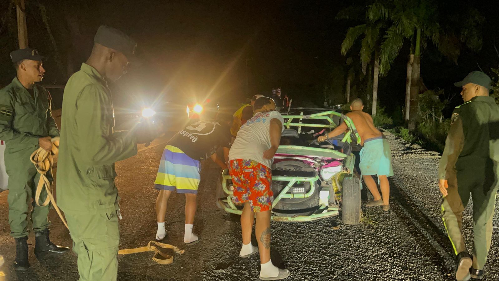Accidente de buggy deja una joven herida en la carretera