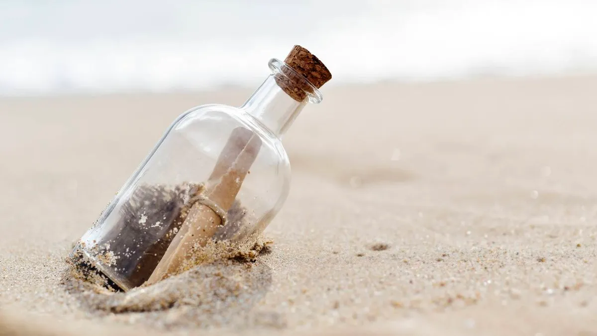 un hombre encontró en la playa una carta que cruzó el océano dentro de una botella