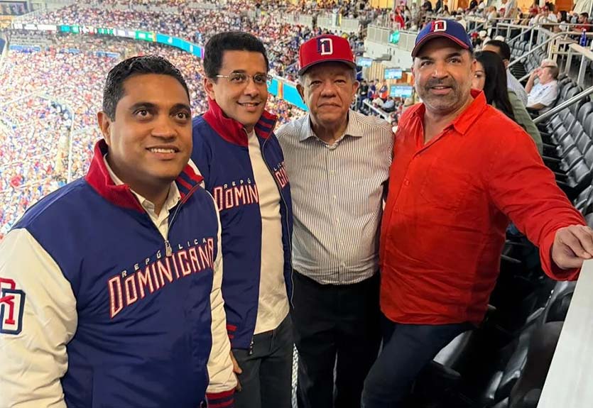 Leonel Fernández, David Collado y Kelvin Cruz comparten abrazo durante juego RD vs. Venezuela