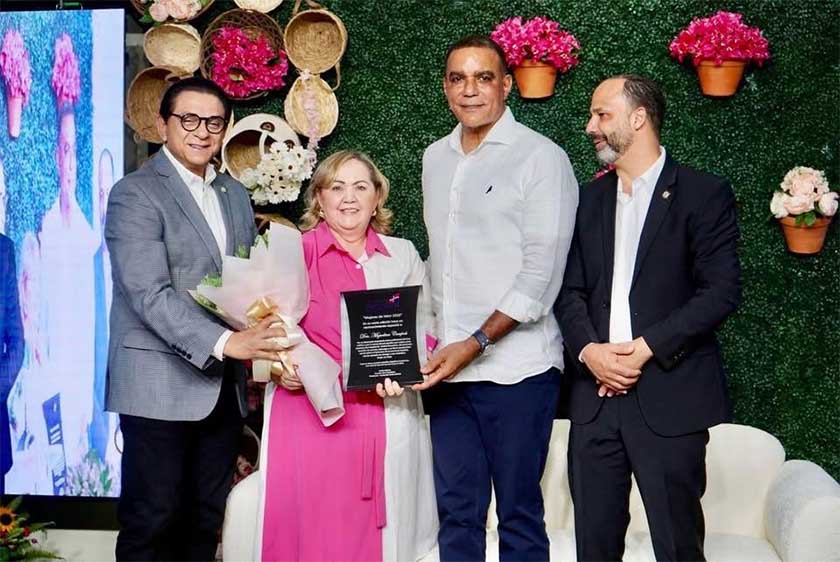 Senador Carlos Gómez reconoce labor de directora hospital de Moca en “Mujeres de Valor”
