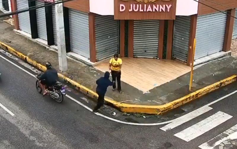 Delincuentes en motocicleta asaltan a mujer a plena luz en Santiago