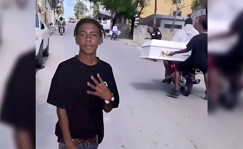 Motocicleta traslada ataúd de joven fallecido en incidente policial
