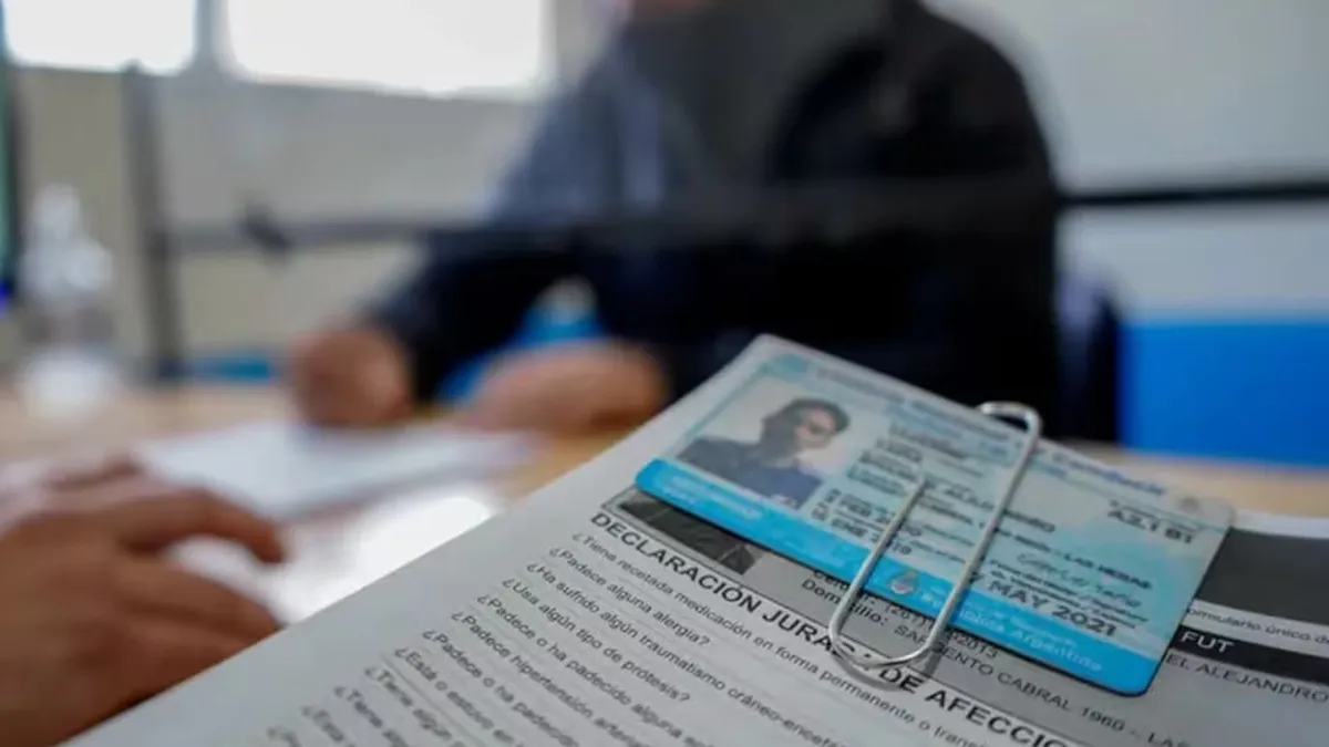 Aprobó el examen teórico de conducir tras 139 intentos en casi 10 años: el insólito error que tenía