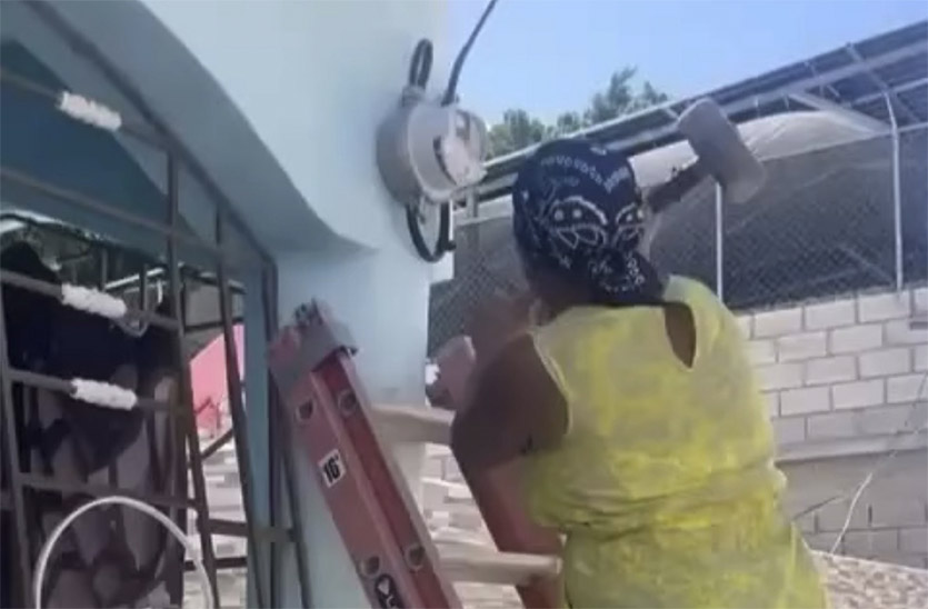 Mujer rompe contador por factura eléctrica elevada '28 mil pesos de luz'
