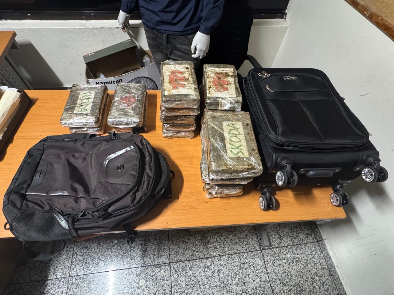DNCD apresa a dos extranjeros con 37 paquetes de presunta cocaína
