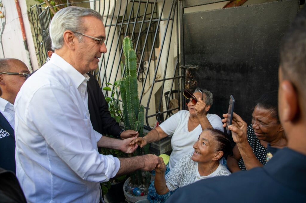 Abinader visita Los Platanitos y ordena solución a laguna