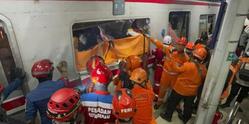 Al menos 14 muertos tras colisión de dos trenes en Yakarta