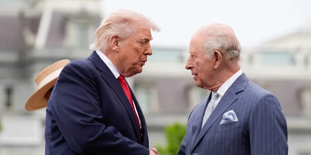 Carlos III regala a Trump réplica del escritorio Oval