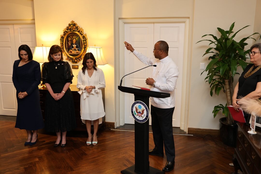 Embajadora de EE.UU Leah Campos celebra emotiva ceremonia de bendición en su residencia oficial
