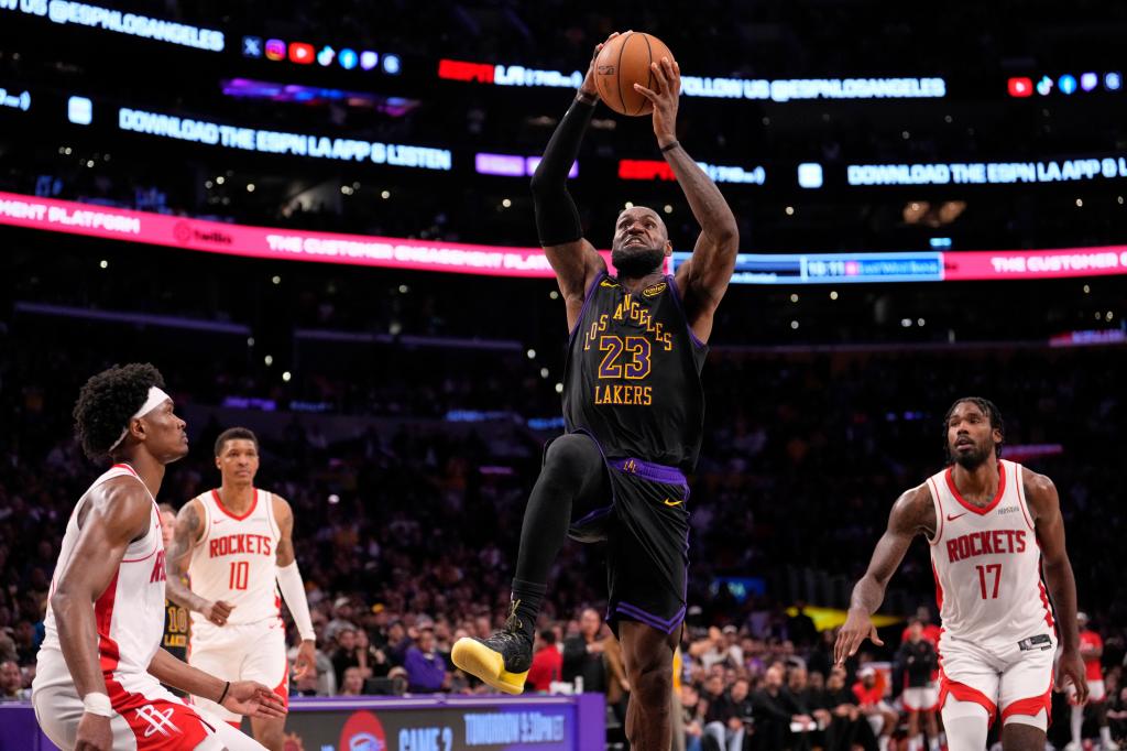 LeBron James lidera a Lakers en victoria sobre Rockets para tomar ventaja en playoffs