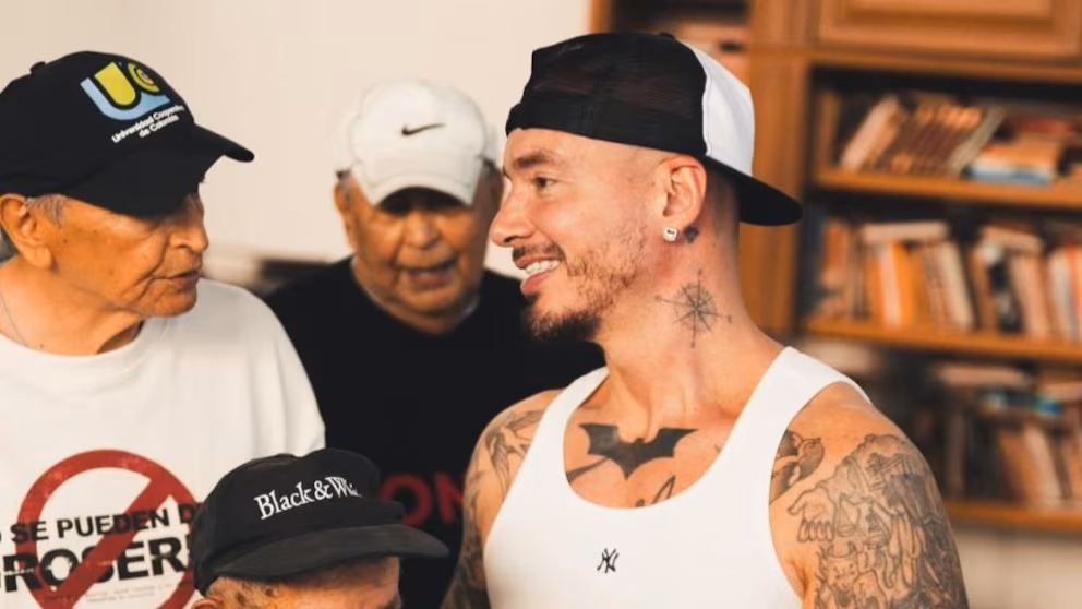 J Balvin pasó por un ancianato en Bucaramanga