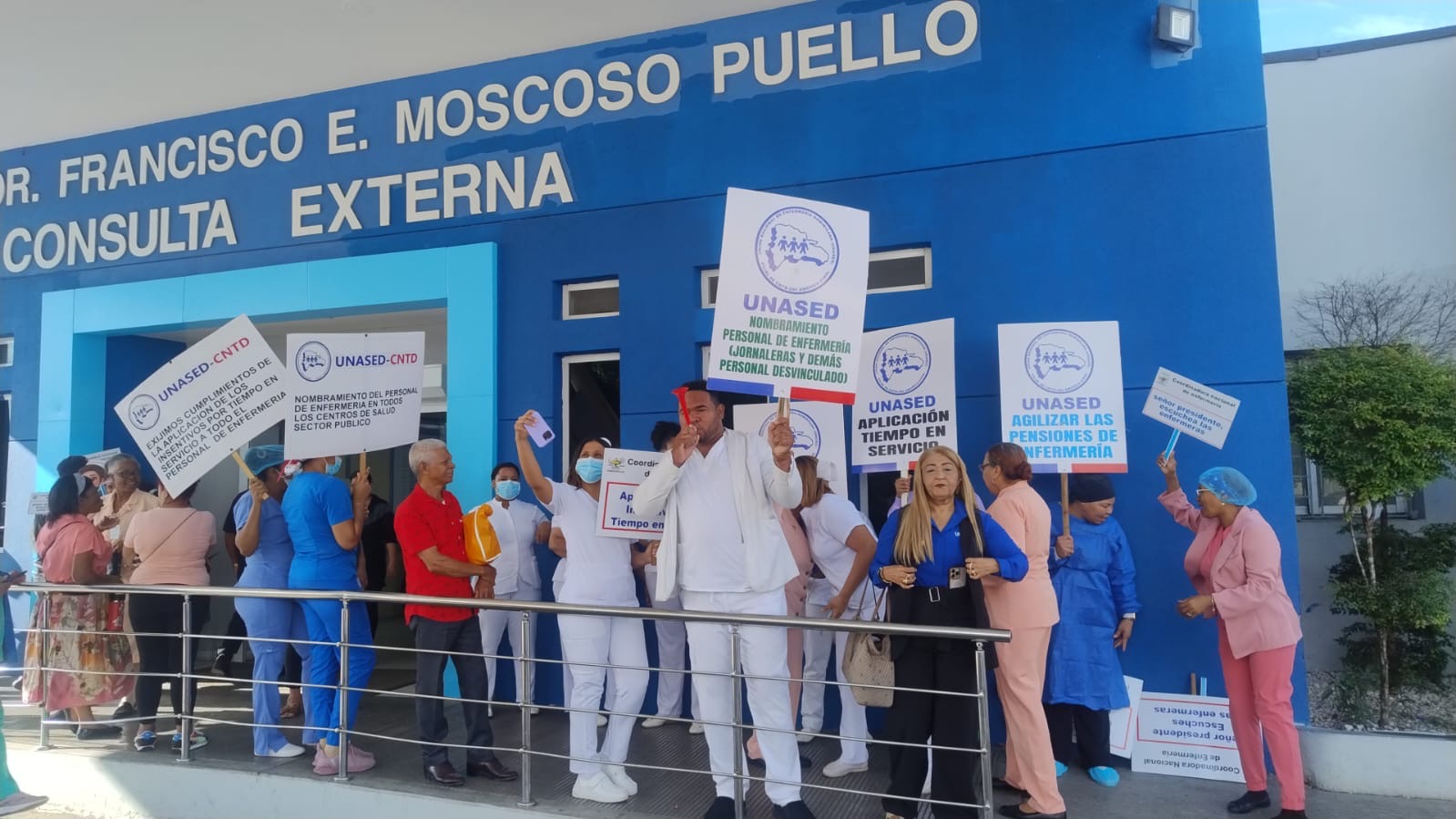 Enfermeras del Moscoso Puello protestan: Exigen nombramientos y mejores condiciones laborales