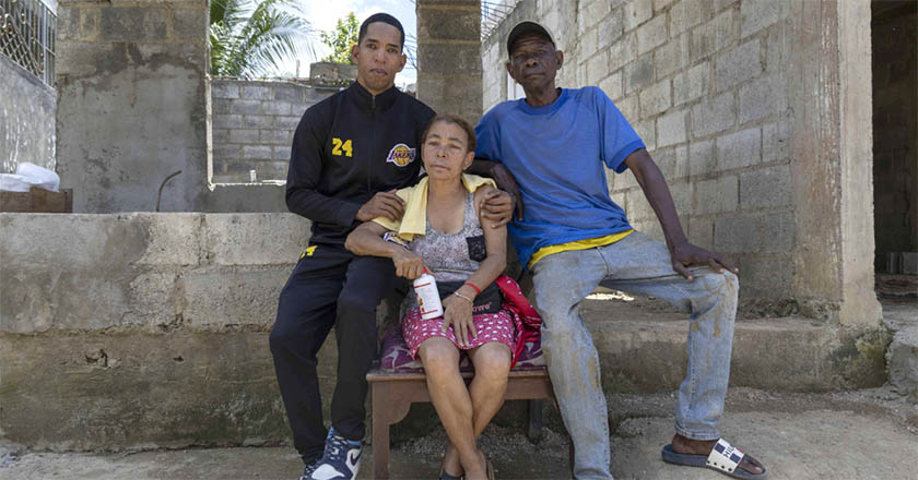 Bombero visita a pareja que rescató en crecido de arroyo durante la madrugada
