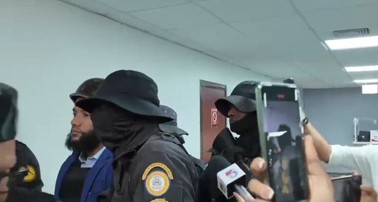 Fiscal Valdez Alcántara llega bajo custodia a tribunal