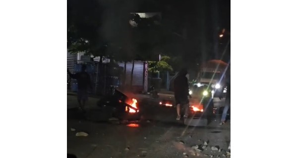 Quema de gomas y cierre de calle en Ramón Cáceres de Moca por obra inconclusa