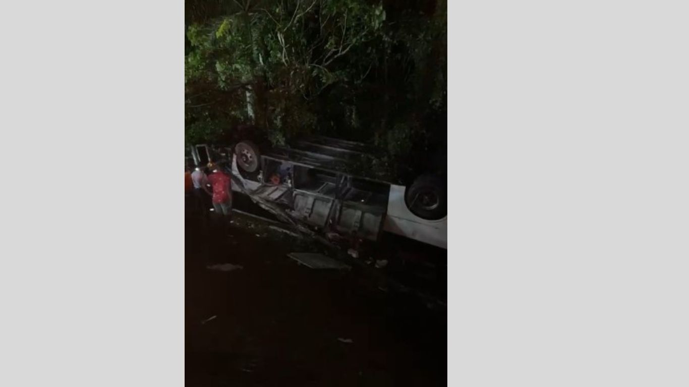 Accidente de tránsito deja al menos 10 heridos