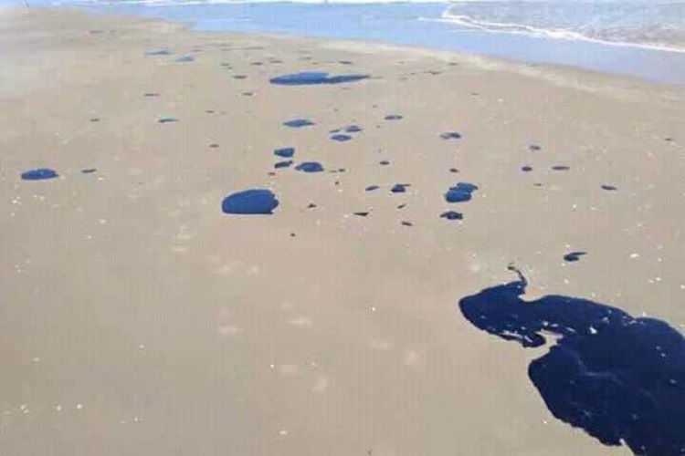 Derrame de crudo afecta 933 kilómetros de costa