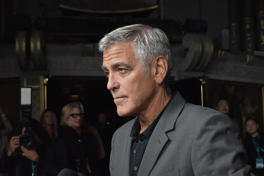 George Clooney califica de "crimen de guerra"