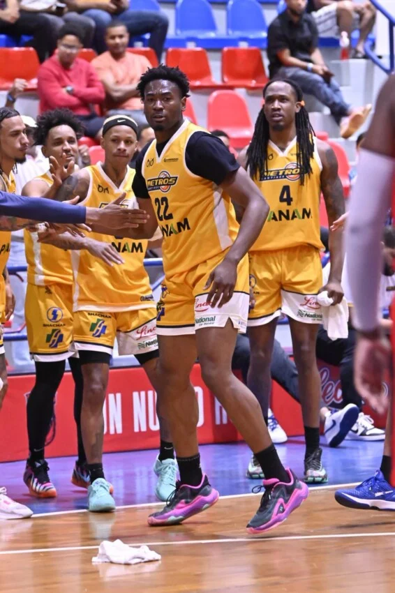 Metros dominan a Leones y continúan invictos en la temporada