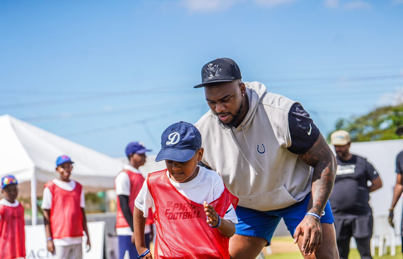 Byron Matos lidera clínica de Flag Football para cientos de estudiantes dominicanos