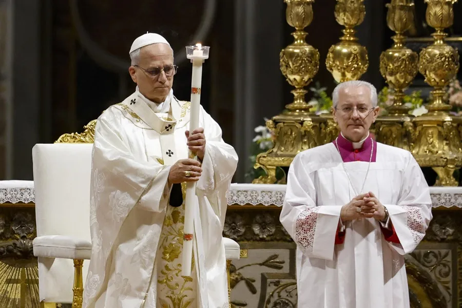 León XIV preside su primera Vigilia Pascual y bautizará