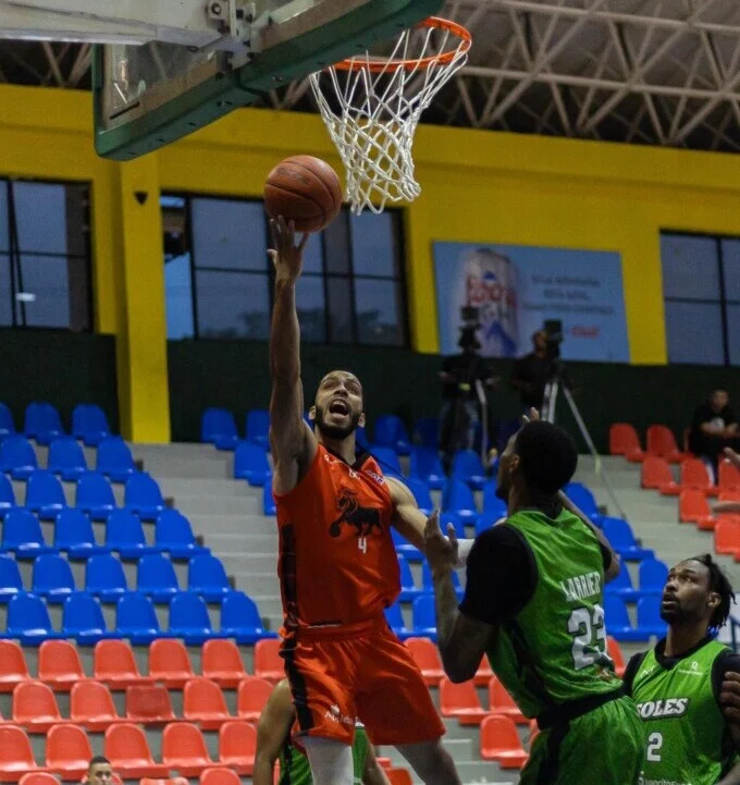 Reggie Quezada lidera a Leones con 34 puntos ante Soles