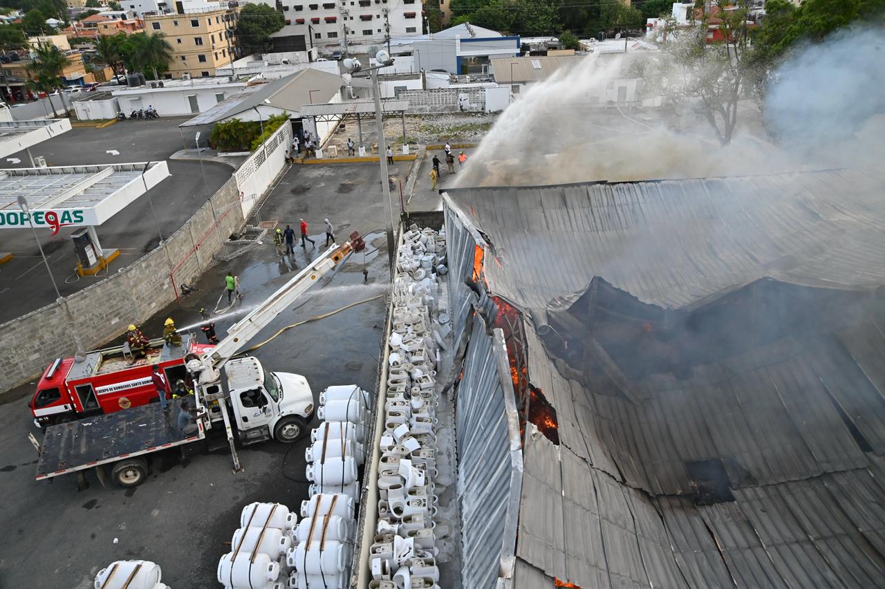Bomberos resultan con lesiones leves mientras