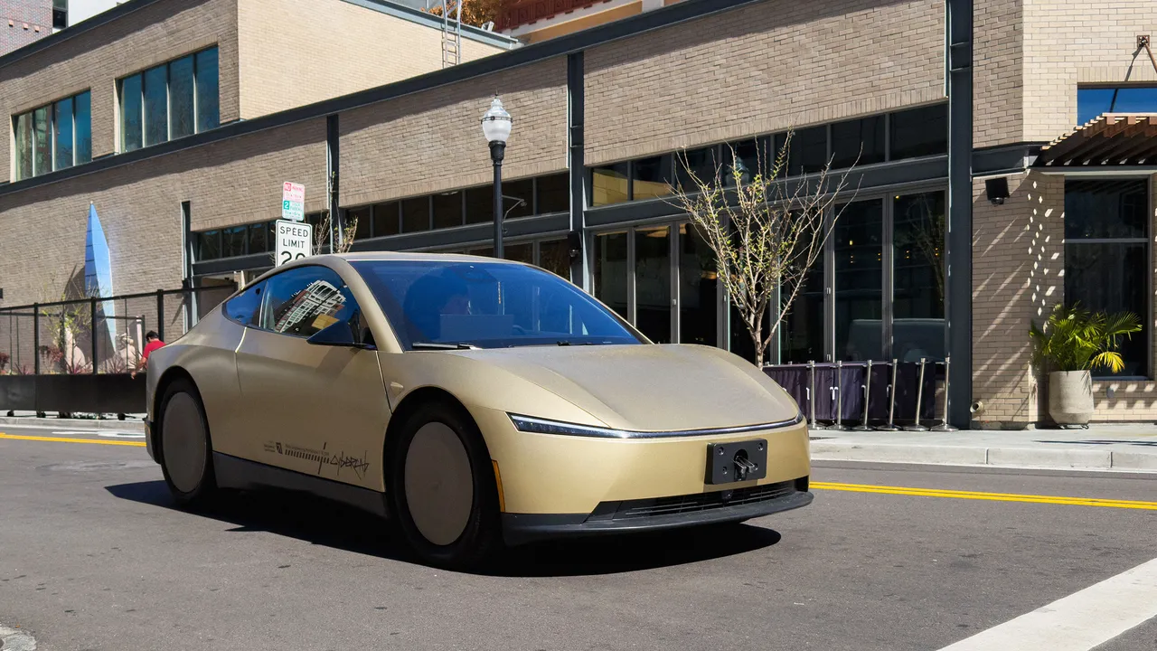 Tesla admite que a veces hay humanos manejando sus robotaxis a distancia