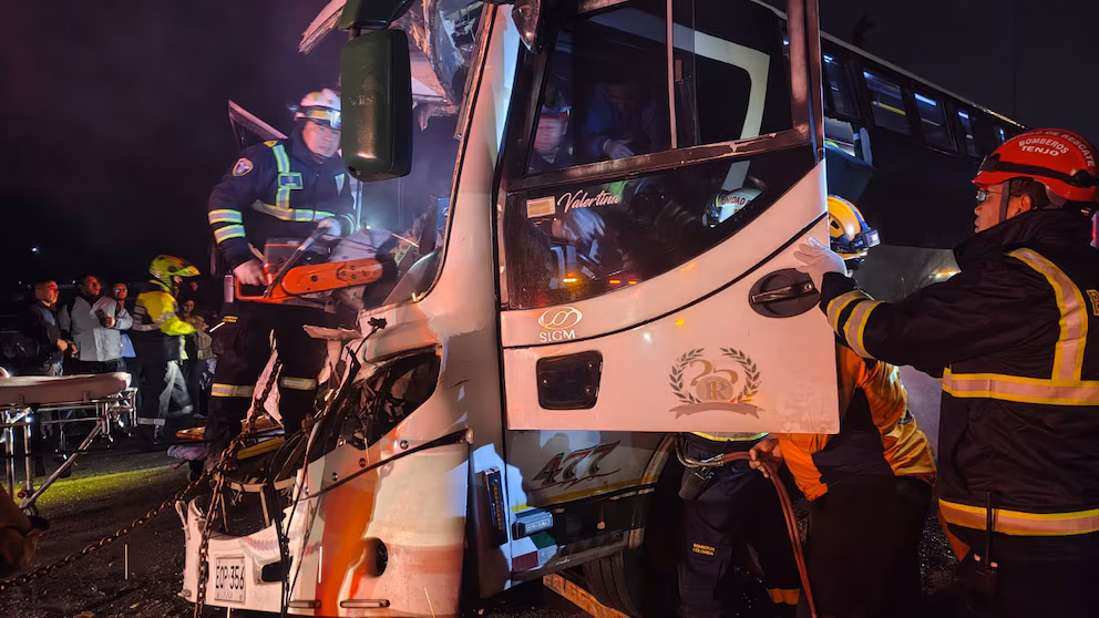 Un autobús con 35 pasajeros se vuelca