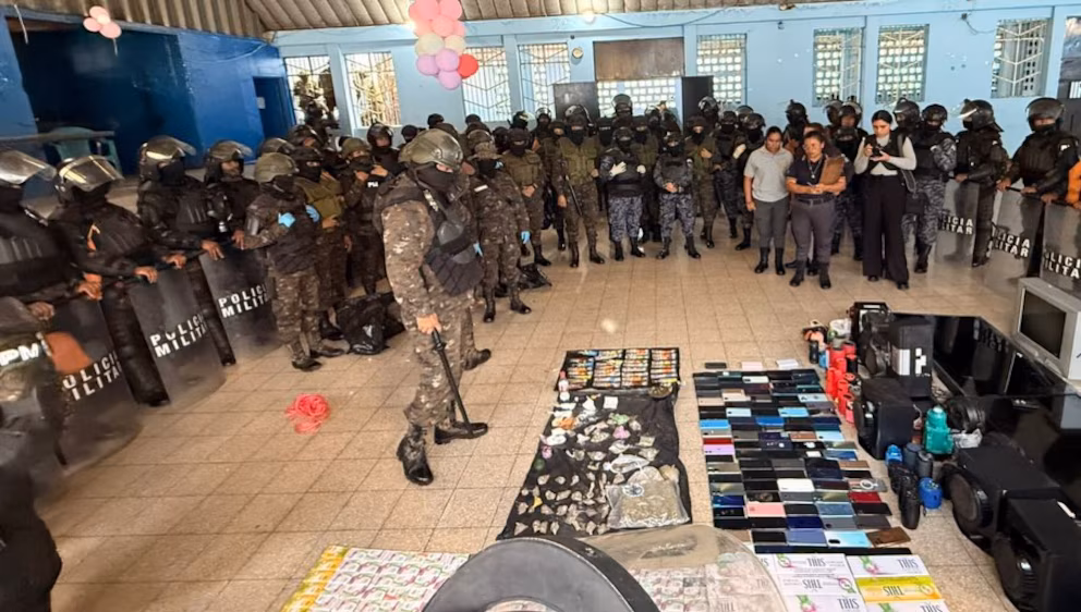 El Ejército de Guatemala decomisa droga, televisores