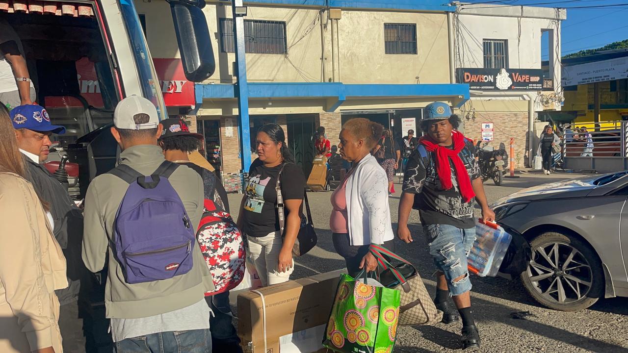 Aumenta flujo de pasajeros en paradas de Santiago