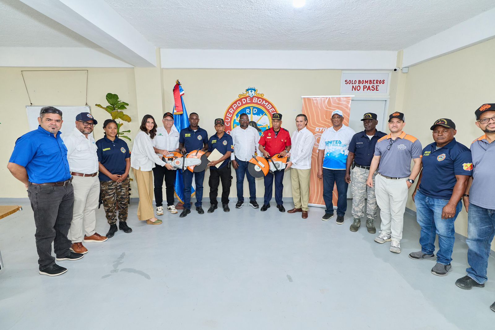 United Petroleum dona equipos a bomberos del Este
