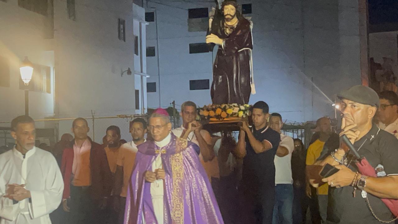 cientos de católicos recorren las calles