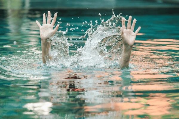 Menor pierde la vida tras caer en piscina