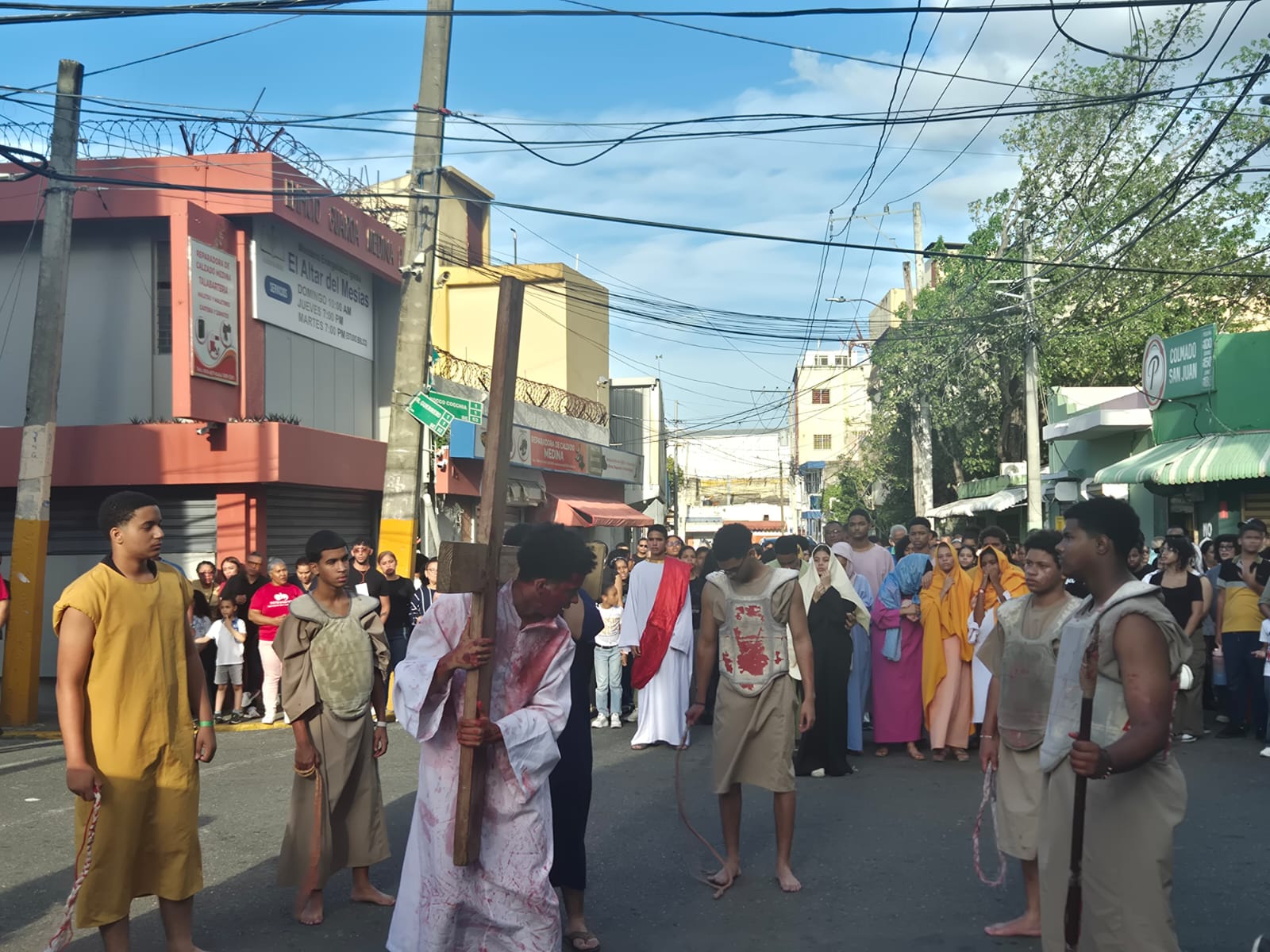 Cientos de feligreses participan en tradicional Viacrucis